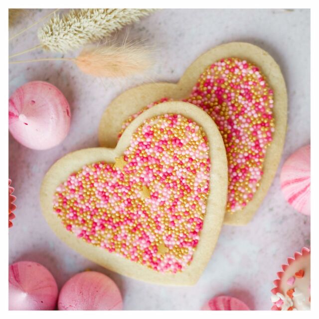 Nos petits biscuits des amoureux 💕 des sablés entièrement recouverts de sprinkles de l’amooooour autant vous dire que je les adore !!! 🥰 Vous les retrouverez dans notre coffret de Saint Valentin (lien en bio pour commander) et quelque chose me dit que vous les croiserez également dans le comptoir de @getyourmug le week-end prochain ! 
.
.
.
#mimipatisserie #valentine #valentinebiscuits #valentinesday2022 #biscuit #bespokebiscuits #heart #yummy #pastry #frenchpatisserie #localbusiness